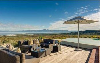 Vue de la terrasse du Forest Lodge dans la réserve naturelle privée de Grootbos en Afrique du Sud avec Savanna Tours & Safaris