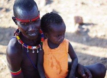 Un père et son fils de la tribu Pokot au lac Baringo au Kenya avec Savanna Tours & Safaris