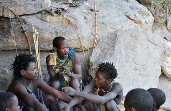 Hadzabes dans la région du lac Eyasi en Tanzanie avec Savanna Tours & Safaris